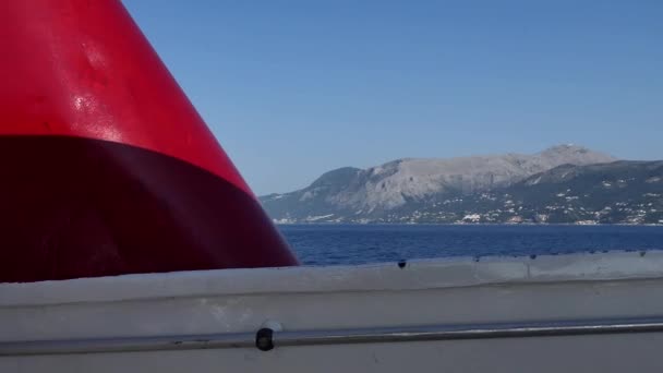 Corfu Griekenland Een Hogesnelheidspassagiersveerboot Passeert Water Eilanden Onder Blauwe Hemel — Stockvideo