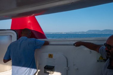 Korfu, Yunanistan, yüksek hızlı bir feribotun güvertesinde iki adam..