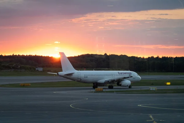 Στοκχόλμη Σουηδία Αεροπλάνο Eurowings Στην Άσφαλτο Στο Αεροδρόμιο Arlanda — Φωτογραφία Αρχείου