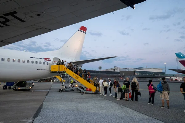 스웨덴 스톡홀름 활주로에서 비행기를 줄을서 사람들 — 스톡 사진