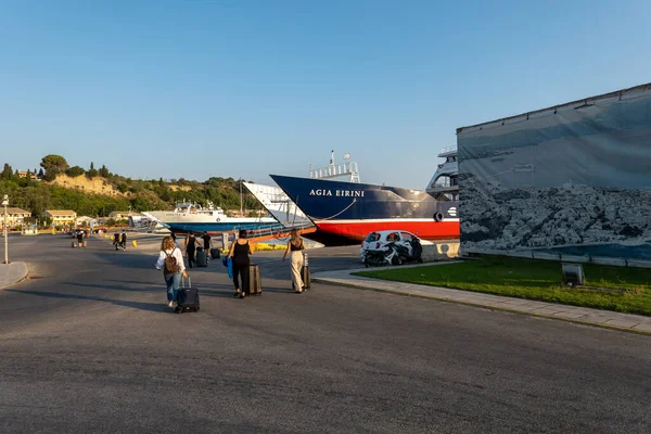 Korfu Görögország Komphoz Sétáló Emberek Személyszállító Kompkikötőben — Stock Fotó
