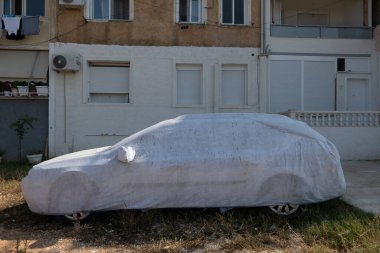 Arnavutluk 'un Ksamil kenti Tuz ve tozla kaplı bir araba.