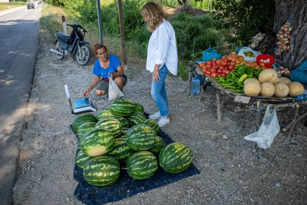 Ksamil Albania Una Turista Compra Verduras Una Mujer Puesto Granja —  Fotos de Stock