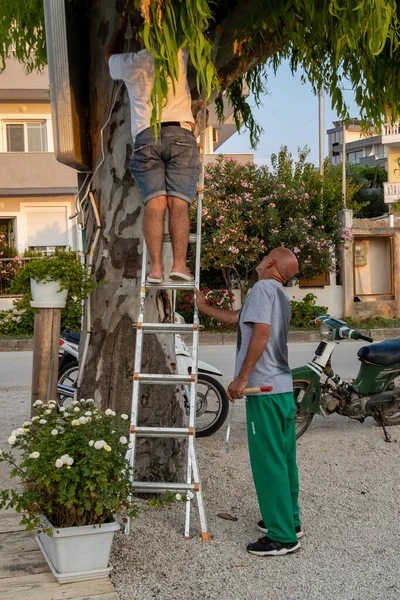 Ksamil Albânia Dois Trabalhadores Com Uma Escada Resort Praia — Fotografia de Stock