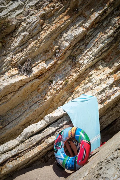Ksamil Albania Boy Rocky Beach Sleeps Shade Towel Life Ring — ストック写真