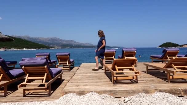 Ksamil Albanien Eine Frau Spaziert Zwischen Den Strandkörben Strand — Stockvideo