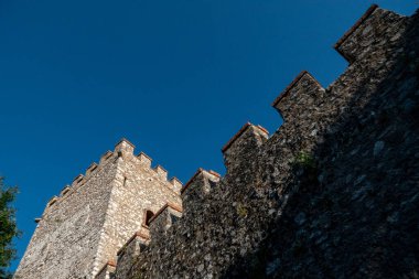 Arnavutluk 'un Ksamil kenti, Yunan ve Roma zamanlarından kalma antik bir şehir olan Butrint Ulusal Parkı' ndaki savunma duvarının yıkıntıları.