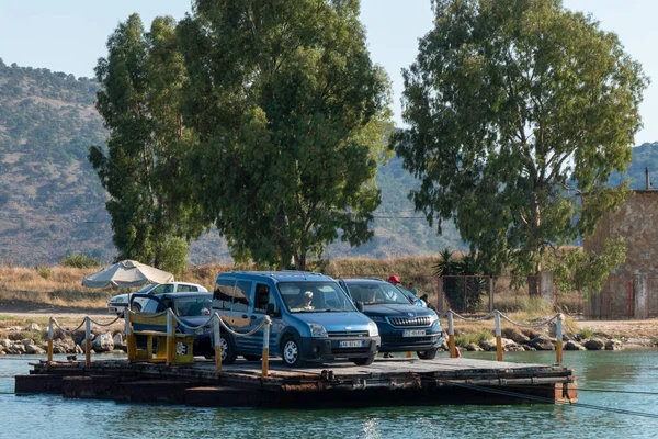 Ksamil Αλβανία Αυτοκίνητα Μικρό Τελεφερίκ Που Λειτουργεί Καλώδιο Διασχίζουν Λίμνη — Φωτογραφία Αρχείου