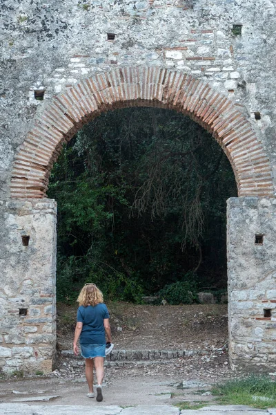 Ksamil Albania Woman Tourist Visits Ruins National Park Butrint Ancient — Foto Stock