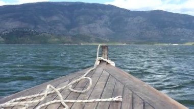 Arnavutluk 'un Ksamil kentinde küçük bir midye balıkçı teknesi midye toplamak için Butrint Gölü' ndeki midye yataklarına gidiyor. 