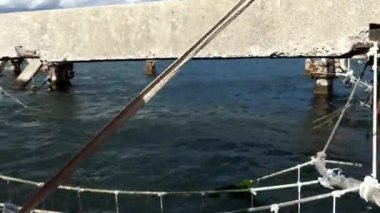 Arnavutluk 'un Ksamil kentinde küçük bir midye balıkçı teknesi midye toplamak için Butrint Gölü' ndeki midye yataklarına gidiyor. 