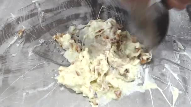 Sahne Und Kekse Werden Auf Einem Kalten Teller Zerquetscht Eisbrötchen — Stockvideo