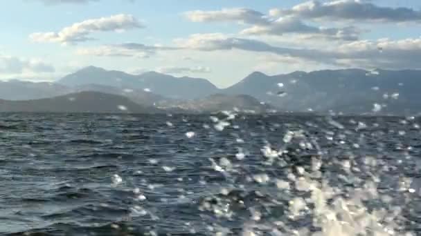Ksamil Albania Pequeño Barco Pesca Mejillones Dirige Lechos Mejillones Lago — Vídeos de Stock