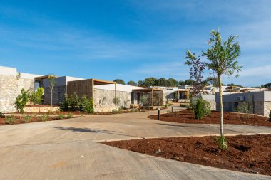 Arnavutluk 'un Ksamil kentinde modern bir tatil beldesi ve Arameras plajında kiralanacak küçük dağ evleri.