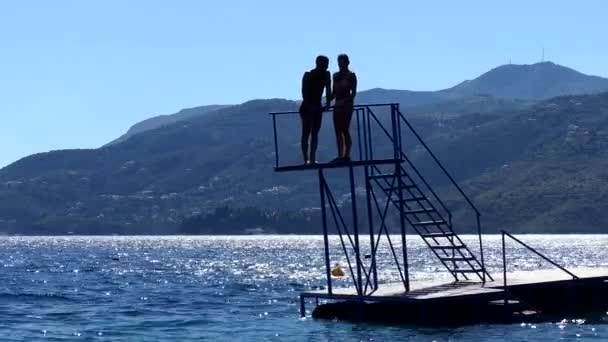 Ksamil Albania Par Saltos Desde Una Plataforma Buceo Mar — Vídeos de Stock