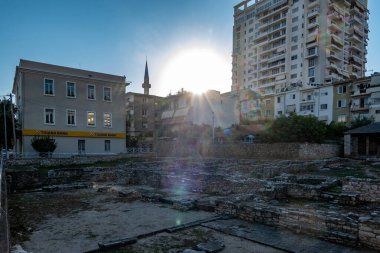 Sarande, Arnavutluk Harabeleri şehir merkezinde 5. Yüzyıl Sinagogu ve bir Tiran Bankası ofisi.