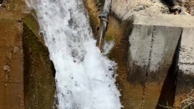 Arnavutluk 'un Ksamil kenti Tepeden aşağı akan bir su akıntısı