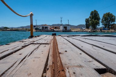 Arnavutluk 'un Ksamil kentinde Butrint Gölü' nden geçen küçük bir feribot ve kablo ve makara sistemi.