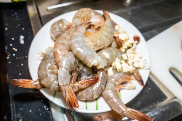 Crevettes Crues Sur Une Assiette Préparant Cuire — Photo