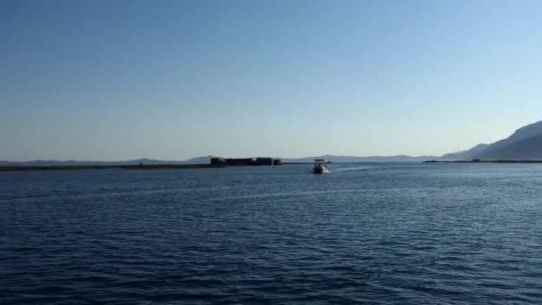 Ksamil Albania Small Motorboat Approaches Ali Pasha Castle Coast — ストック動画