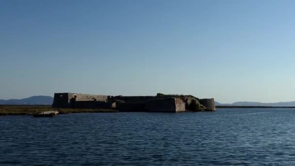 Ksamil Albania Small Motorboat Approaches Ali Pasha Castle Coast — ストック動画