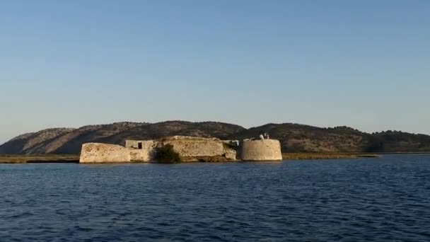 Ksamil Albania Small Motorboat Approaches Ali Pasha Castle Coast — Stock Video