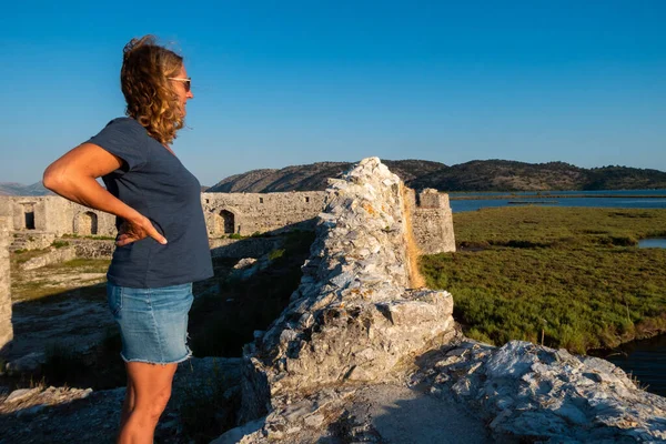 Ksamil Albania Woman Tourist Visits Ali Pasha Ottoman Castle Inlet — Stockfoto