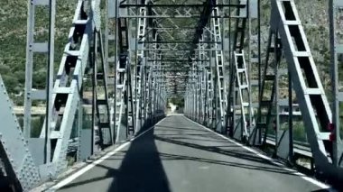 Permet, Arnavutluk Vjosa Nehri üzerindeki bir otoyol köprüsü