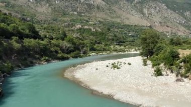 Permet, Arnavutluk Kuru Vjosa Nehri bir kanyonda akıyor
