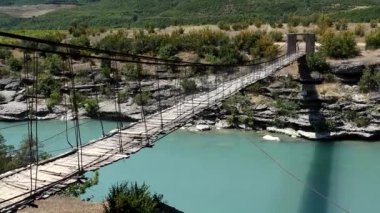 Arnavutluk 'un Permet kenti Vjosa Nehri üzerinde yıkılan ahşap ve çelik köprü