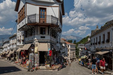 Cirokaster, Arnavutluk Turistleri Eski Pazar veya Eski Kent 'in ana caddesinde.