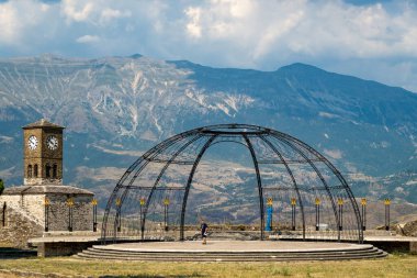 Cirokaster, Arnavutluk Bir Unesco sitesi olan Cirokaster Şatosu 'nun saat kulesi ve sahnesi.