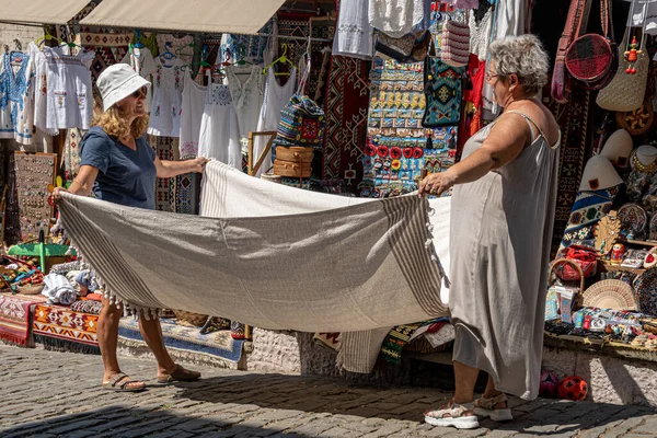 Gjirokaster Albania Woman Tourist Main Street Old Bazaar Old Town — Fotografia de Stock
