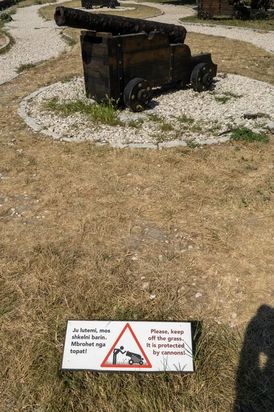Gjirokaster Albania Gjirokaster Castle Unesco Site Sign Saying Keep Grass — Stock Photo, Image
