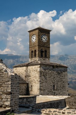 Cirokaster, Arnavutluk Bir Unesco şantiyesi olan Cirokaster Şatosu 'nun saat kulesi.