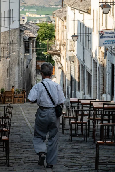 Gjirokaster Albania Man Walks Main Street Old Bazaar Old Town — Foto de Stock