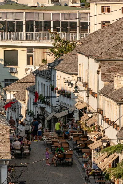 Gjirokaster Albânia Turistas Rua Principal Antigo Bazar Cidade Velha — Fotografia de Stock