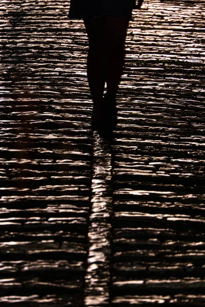 Гірокастер Албанія Людина Ходить Вночі Брукованій Вулиці — стокове фото