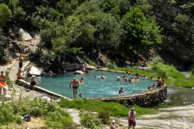 Permet, Arnavutluk Dağlarda Benja Termal Hamamlarında yıkanan İnsanlar.