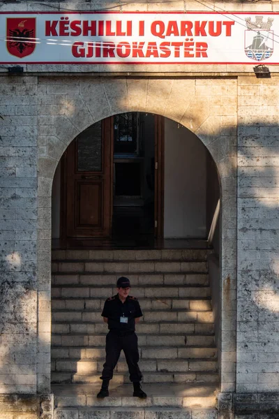 Gjirokaster Albánie Policista Stojí Budově Okresní Rady — Stock fotografie