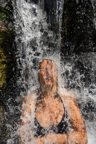 Permet Albania Woman Sits Undera Waterfall Benja Thermal Baths Mountains — ストック写真