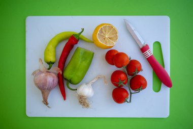 Yeşil arka planda bir tabak taze sebze..