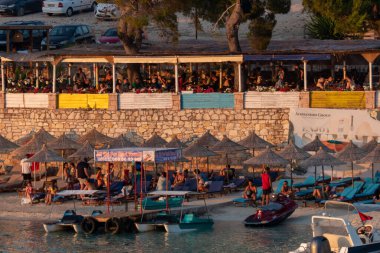 Arnavutluk 'un Ksamil kentinde yaz aylarında plaja gidenler.