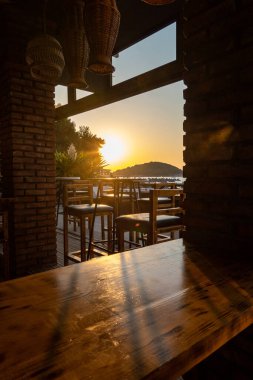 Ksamil, Arnavutluk Restoran masaları gün batımında hiç insan olmadan