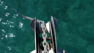 Arnavutluk 'un Ksamil kenti Yeşil gök mavisi suyun üzerinde bir tekne çapası