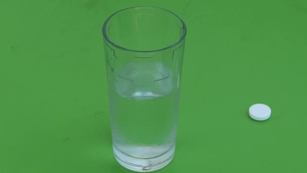 Effervescent Aspiring Pill Dissolves Glass Water — Vídeo de Stock