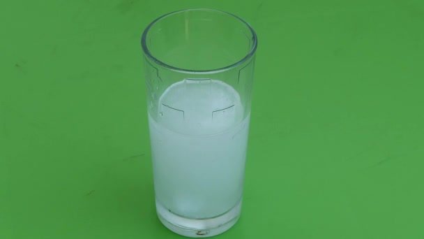 Effervescent Aspiring Pill Dissolves Glass Water — Αρχείο Βίντεο
