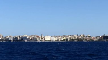 Korfu, Yunanistan, yaklaşan bir feribottan görünen Korfu silueti. 