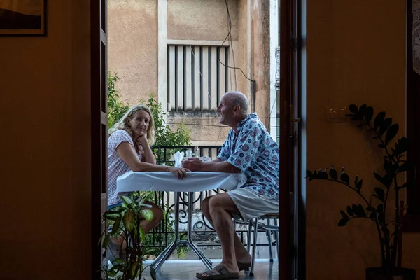 Saranda Albania Couple Enjoy Dinner Small Balcony Local Restaurant — Fotografia de Stock