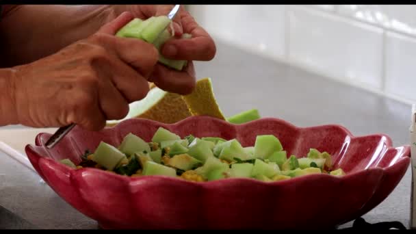 Cook Cuts Honeydew Melon Salad — Stock video